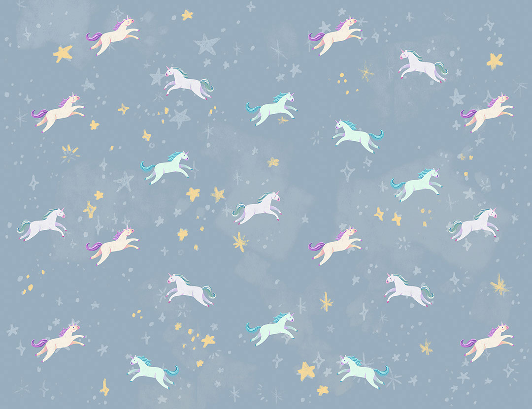 Carta da parati con motivo di piccoli unicorni carini su un cielo blu