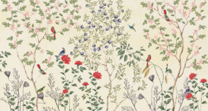Carta da parati cineseria con rami di albero, fiori e uccelli sullo sfondo beige