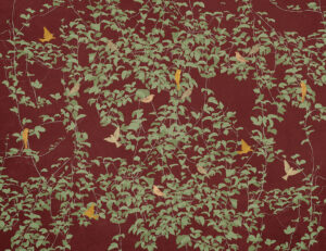 Carta da parati botanico in stile Chinoiserie con uccelli colorati sullo sfondo rosso