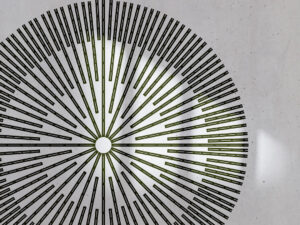 Carta da parati asimmetrico con cerchio geometrico su sfondo bianco